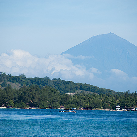Les îles Gili à Lombok, avec un volcan de Bali en arrière plan.