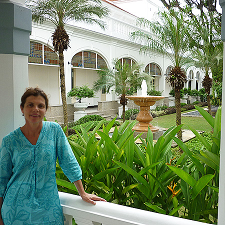 Isabelle dans un splendide hotel de Surabaya.