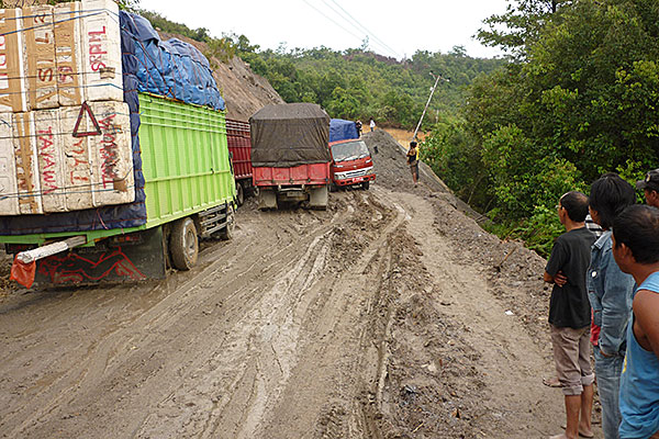 Camions et bus embourbés dans la montagne de Sulawesi. On ne passe plus...