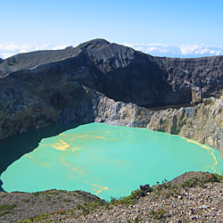 Lacs de cratère du volcan Kelimutu