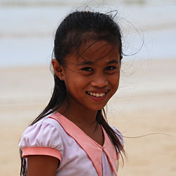 Jeune fille sur la plage